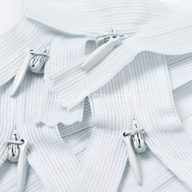 22cm Nahtverdeckter Reißverschluss hellgrau